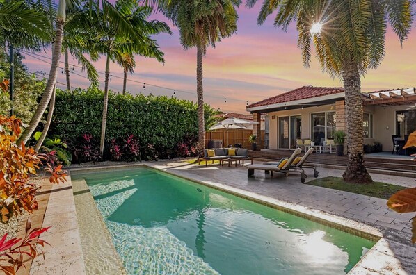 Una piscina al aire libre, una piscina climatizada