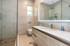 Shower, hair dryer, towels, soap - SOUTH BEACH OASIS WITH PRIVATE POOL & FREE PARKING (Miami Beach)
