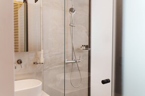 Artemis Suites | Kylpyhuoneen suihku
