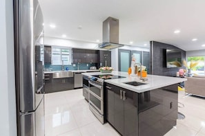 Kjøleskap, mikrobølgeovn, ovn og kokeplater