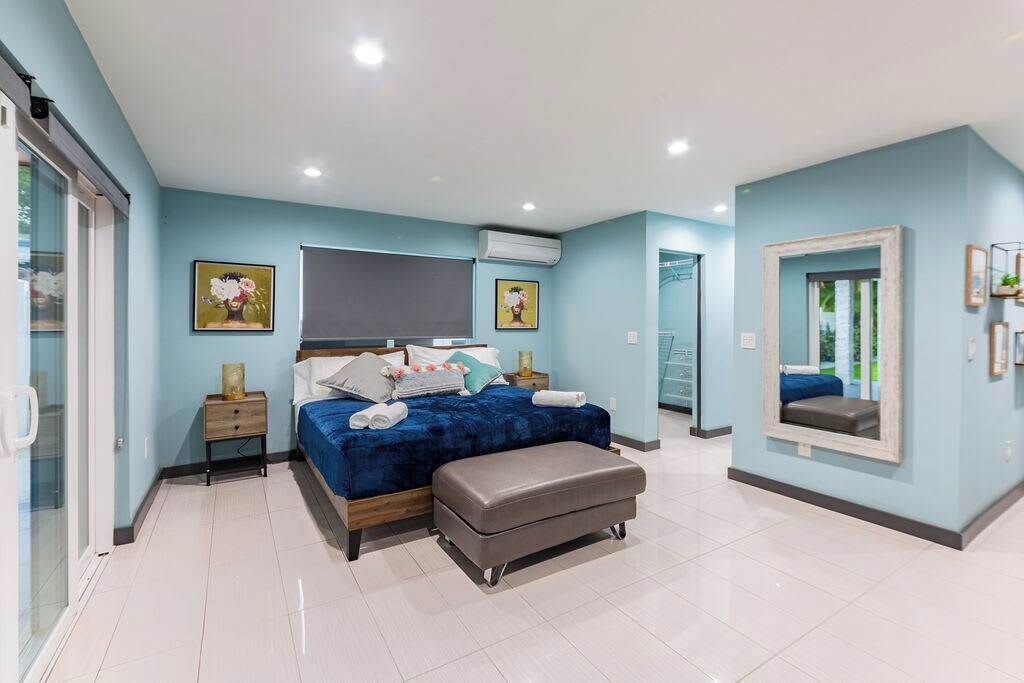 4 habitaciones, tabla de planchar con plancha y cuna de viaje 