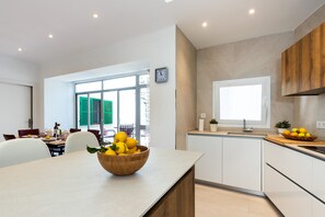 Fridge, microwave, oven, stovetop - Can Tey - modern and quiet house (Sineu)