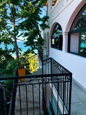 Property grounds - Cassiopea, practicality & relax, w stunning view! (Hellville)
