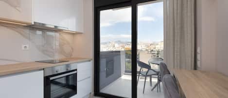Full-size fridge, microwave, oven, stovetop