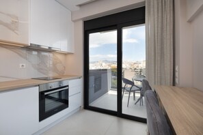 大冰箱、微波炉、烤箱、炉灶