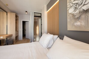 2-Bedroom Suite with Hot Tub | Premium bedding, pillowtop beds, desk, laptop workspace - LUX&EASY Athens Downtown Residences (Athens)
