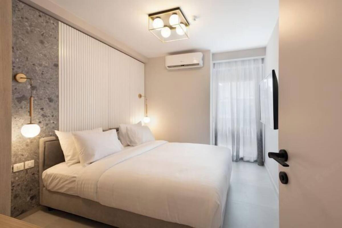 Ropa de cama de alta calidad, camas con pillow-top y escritorio 