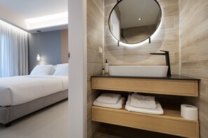 Premium bedding, pillow-top beds, desk, laptop workspace - LUX&EASY Athens Downtown Residences (Athens)