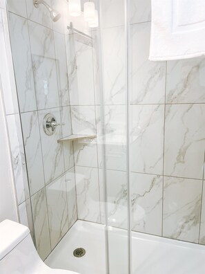 Douche, sĂšche-cheveux, serviettes fournies