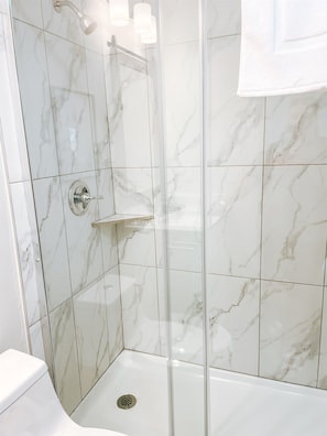 Een douche, een haardroger, handdoeken