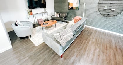 Suite #18 Modern One Bed w/Balcony in Midtown!