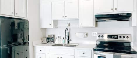 Geladeira, micro-ondas, fogão, cooktop