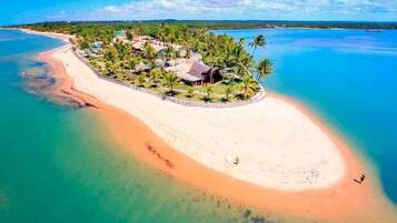 Playa en los alrededores y playa de arena blanca