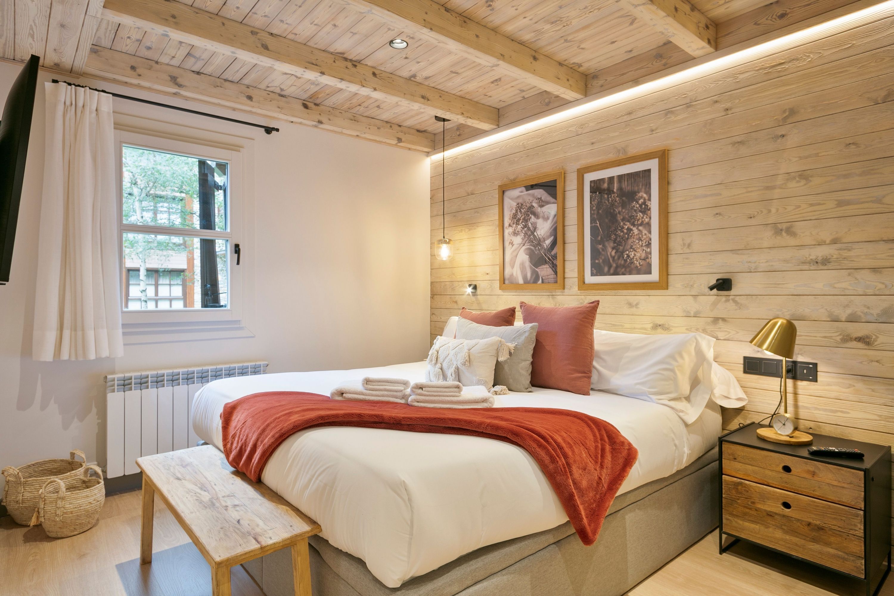 3 bedrooms, iron/ironing board, internet, bed sheets