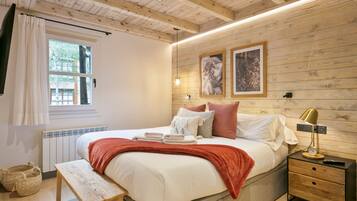 3 bedrooms, iron/ironing board, internet, bed sheets