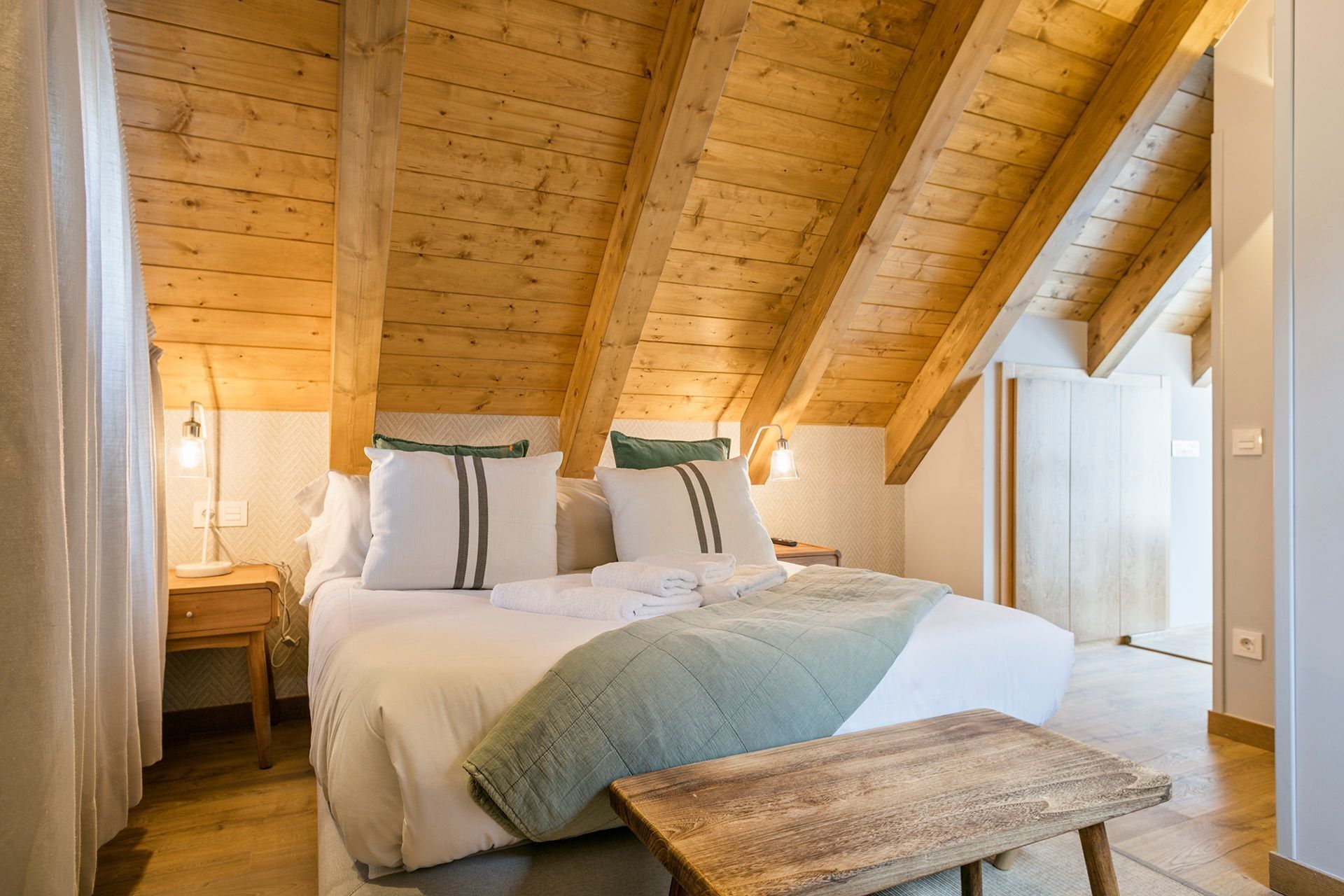 3 slaapkamers, een strijkplank/strijkijzer, gratis internet, beddengoed