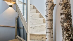 A wooden staircase with a birdhouse attached to a tree trunk. - Luderna - Casa Peregrí (Arties)