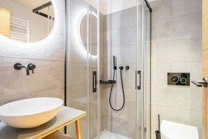 Dusche, Haartrockner, Handtücher