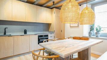 Coffee/tea maker, fridge, dishwasher, toaster