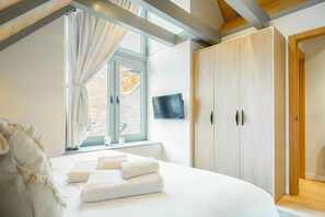 3 slaapkamers, een strijkplank/strijkijzer, internet, beddengoed