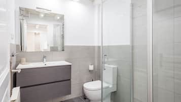 Ducha, secador de pelo y toallas