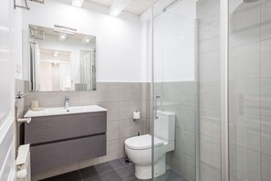 Ducha, secador de pelo y toallas