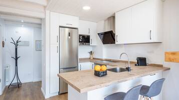 Frigorífico, microondas, horno y lavavajillas