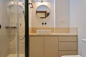Douche, sĂšche-cheveux, serviettes fournies