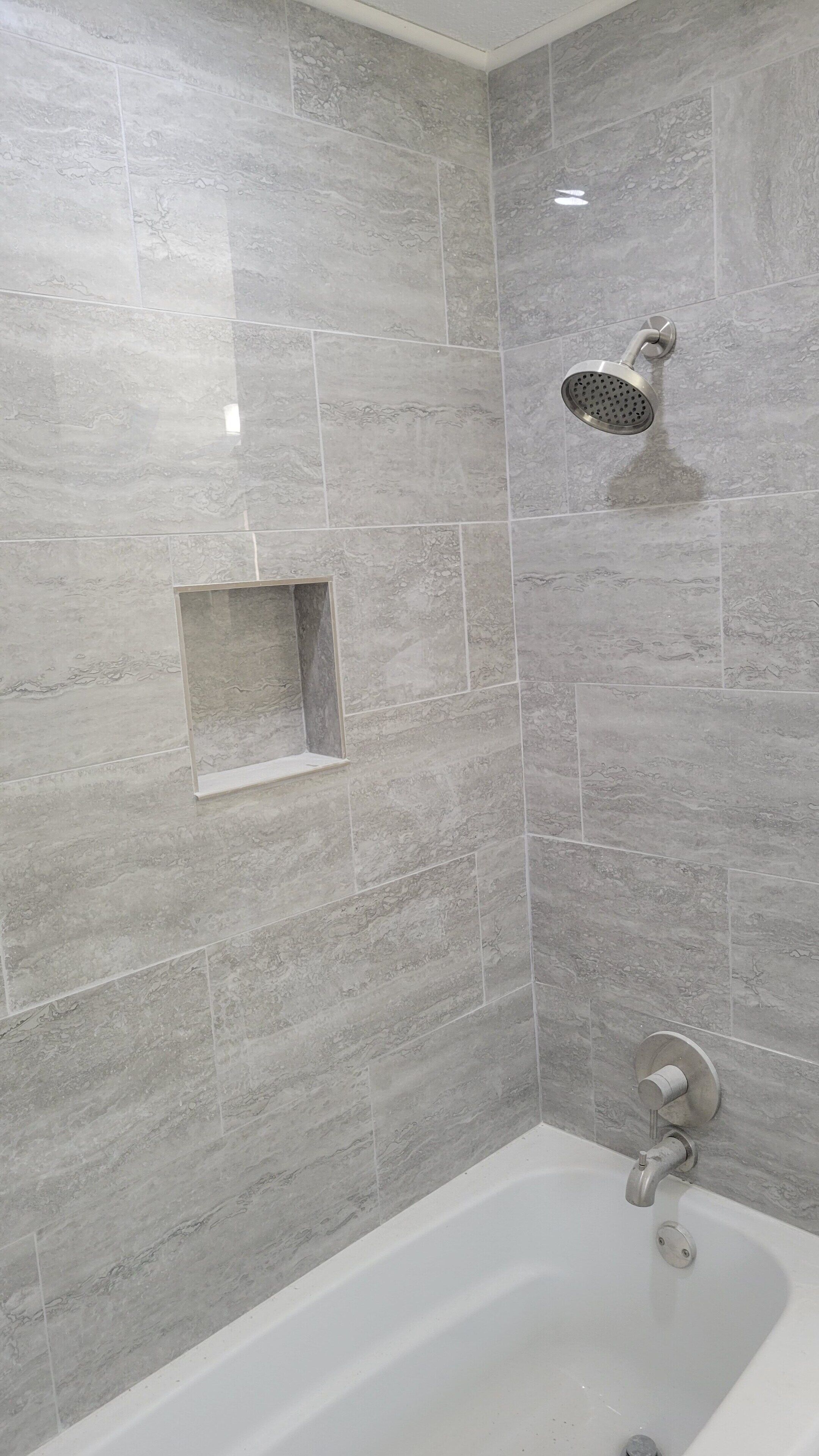 Bañera con ducha, secador de pelo, toallas, jabón