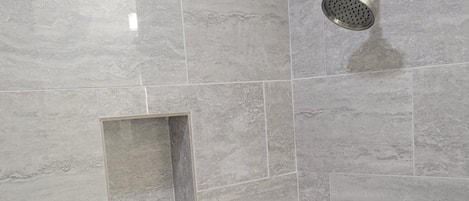 Ensemble baignoire-douche, séchoir à cheveux, serviettes fournies, savon