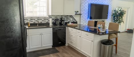 Kylskåp, mikrovågsugn, ugn och spishäll