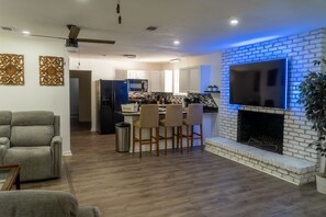 Una Smart TV, un futbolín, una mesa de tenis de mesa