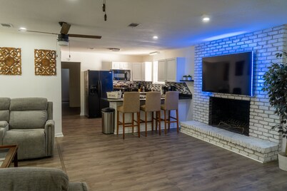Beautiful vacation Home Near Airport, I10, shopping