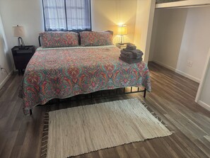 5 habitaciones, escritorio y tabla de planchar con plancha