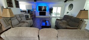 Smart-TV, Tischfußball, Tischtennisplatte