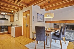 Kühlschrank, Mikrowelle, Ofen, Wasserkocher mit Kaffee-/Teezubehör