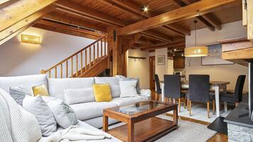 Een televisie en een open haard