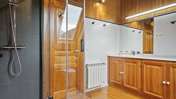 シャワー、ヘアドライヤー、タオル