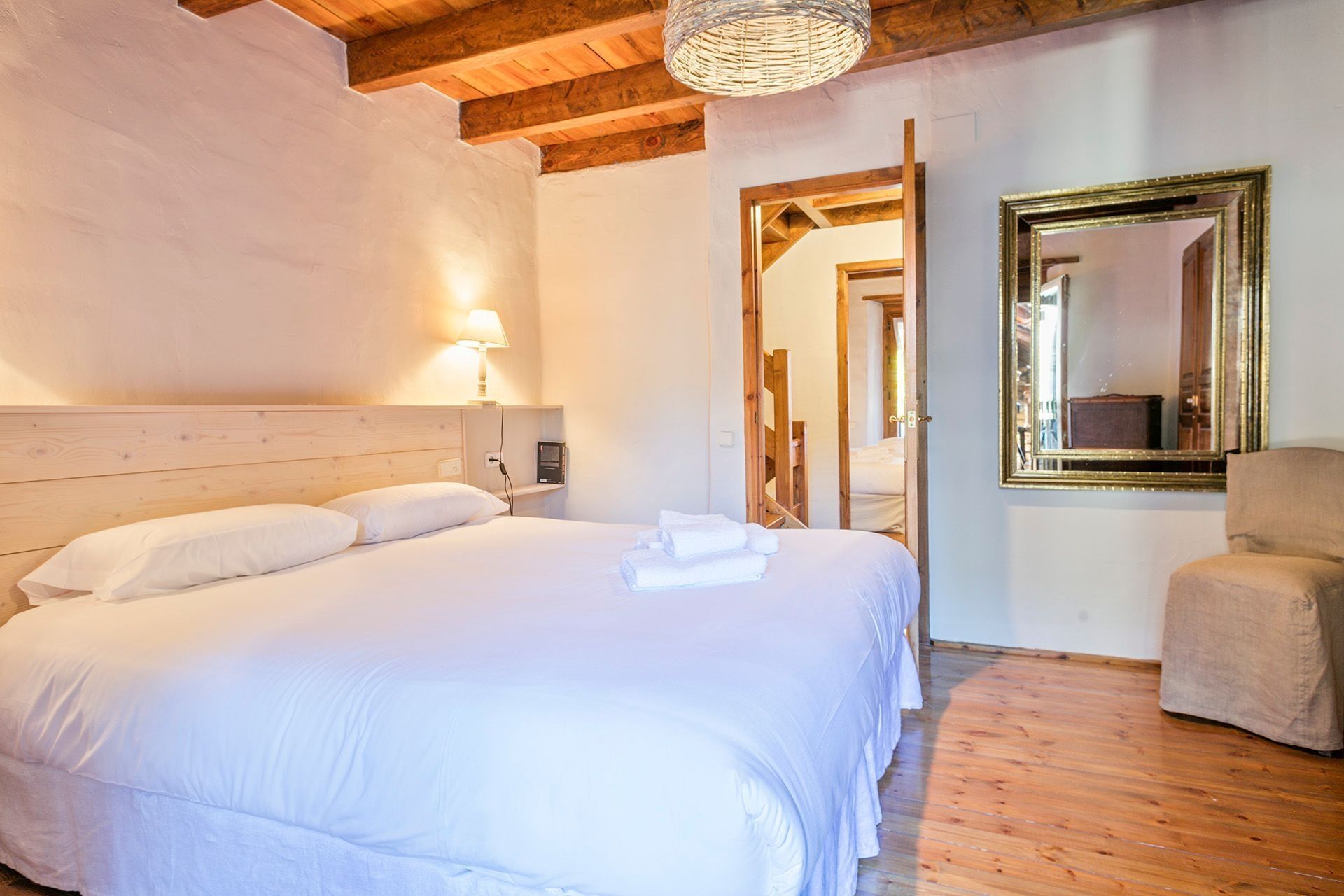 4 bedrooms, iron/ironing board, internet, bed sheets