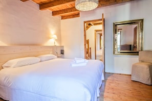4 dormitorios, tabla de planchar con plancha, Internet y ropa de cama