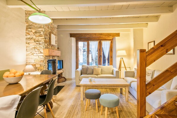 TV, fireplace - Luderna - Casa Mauberme (Arties)