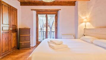 4 bedrooms, iron/ironing board, Internet, bed sheets