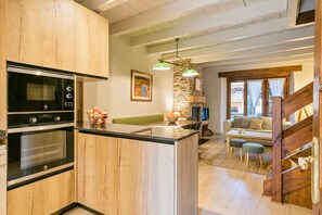 Een koelkast, een microgolfoven, een oven, een vaatwasser