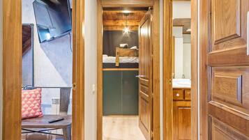 5 habitaciones, tabla de planchar con plancha, wifi y ropa de cama