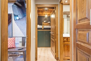 5 bedrooms, iron/ironing board, WiFi, bed sheets