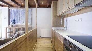 Fridge, dishwasher, coffee/tea maker, toaster