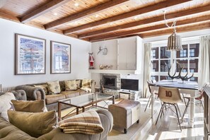 Televisión y chimenea