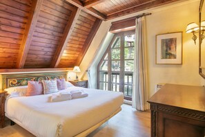 4 bedrooms, iron/ironing board, Internet, bed sheets