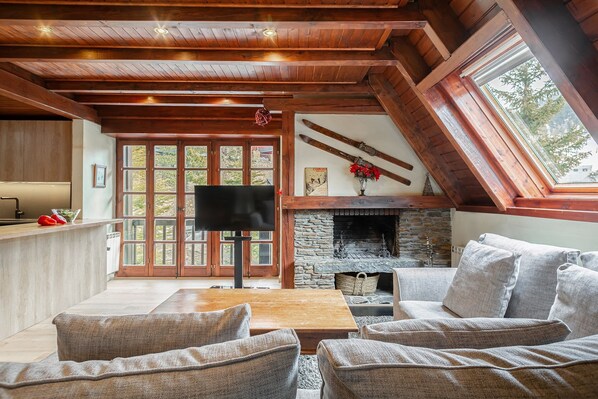 TV, fireplace