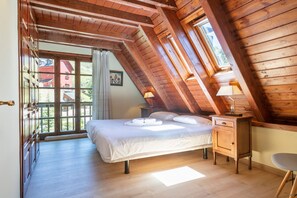 4 bedrooms, iron/ironing board, Internet, bed sheets
